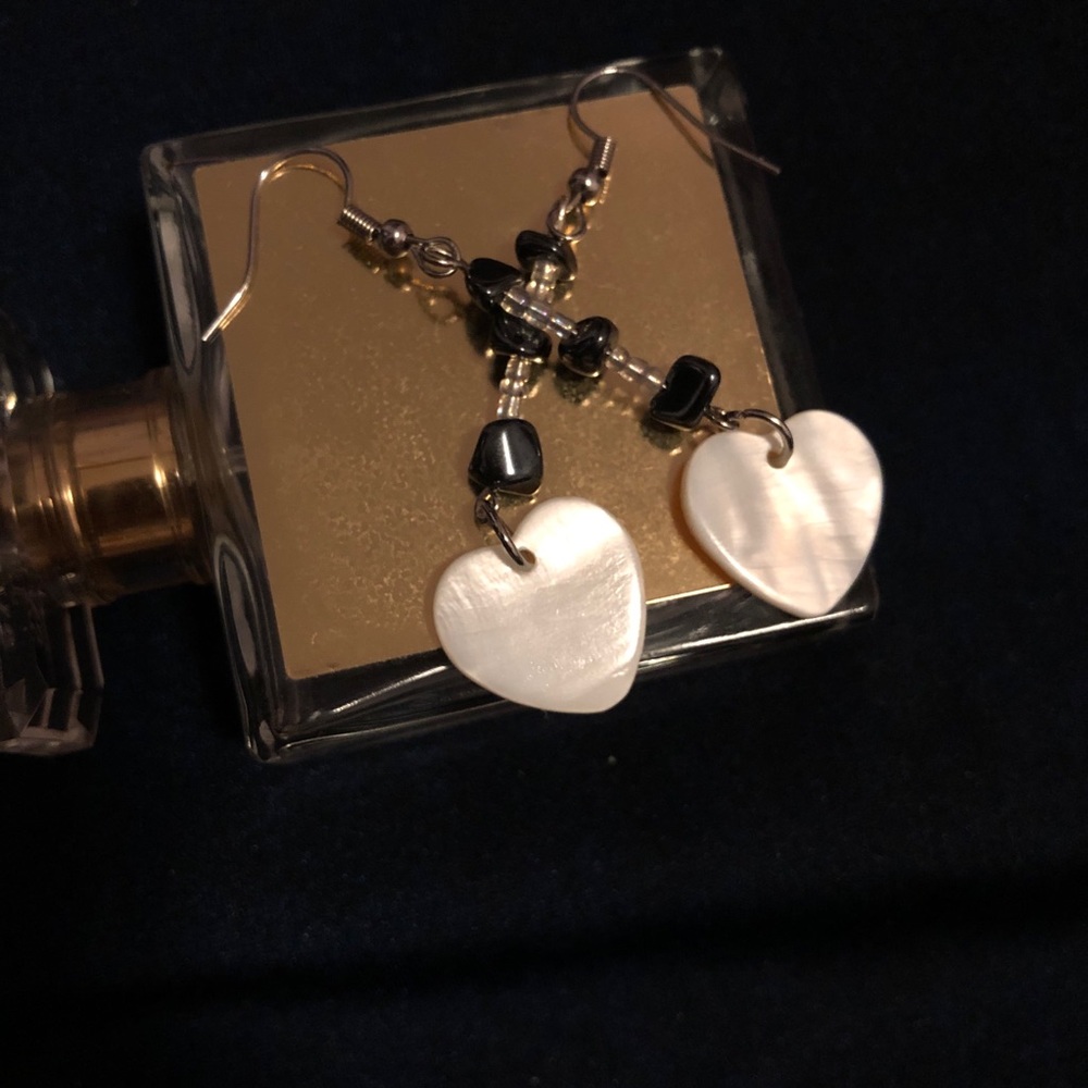 White pearl like hearts earrings hematite glass beads - Picture 2 of 3